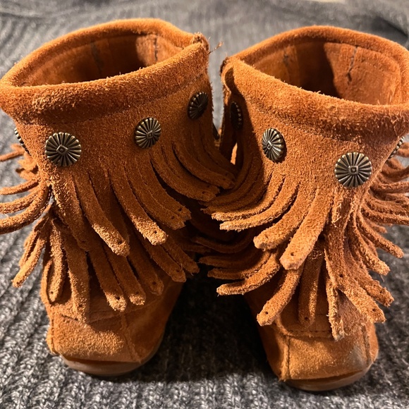 Minnetonka Suede Fringe Side Zip Ankle boots - Size 9 - Picture 5 of 7